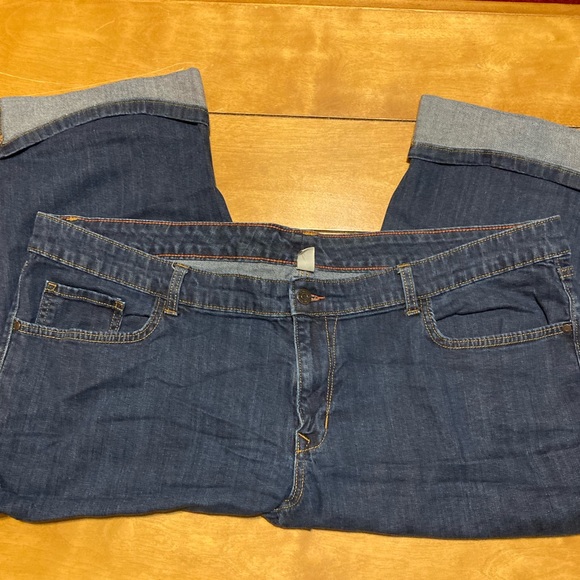 Ladies Size 24 Old Navy Plus Jean Long Cuffed Shorts - Picture 9 of 15